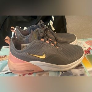 Nike air Max motion 2 size 8